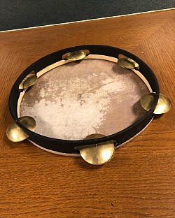 Made in ash wood, calfskin and brass cymbals